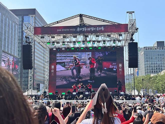 2026 북중미 월드컵 1차전이 열리는 12일 오전 서울 광화문광장 거리 응원장에서 아이돌 그룹 코르티스가 공연하고 있다. 곽주영 기자