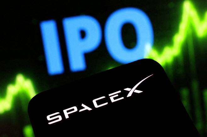 SpaceX 로고와 'IPO'라는 단어, 주가 상승 그래프를 놓고 촬영했다. 로이터=연합뉴스