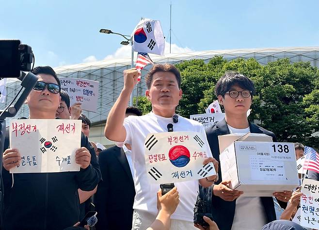 유튜버 전한길씨가 12일 서울 송파구 SK핸드볼경기장 앞에서 잠실7동 제2투표소에 보관돼 있다 사라진 투표용지 보관상자 중 1개를 제보를 통해 확보했다고 주장하며 상자를 공개하고 있다. 연합뉴스