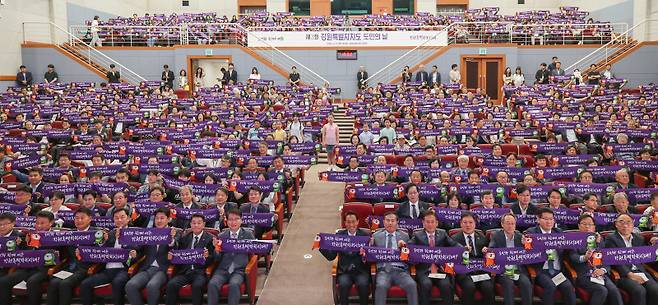▲ 제3회 강원특별자치도 도민의 날 경축행사가 11일 강릉시청 대강당에서 우상호 도지사 당선인, 여중협 도 행정부지사, 경민현 강원도민일보 사장, 김용복 도의회 부의장 등이 참석해 도민의 날을 축하했다.  이연제 기자