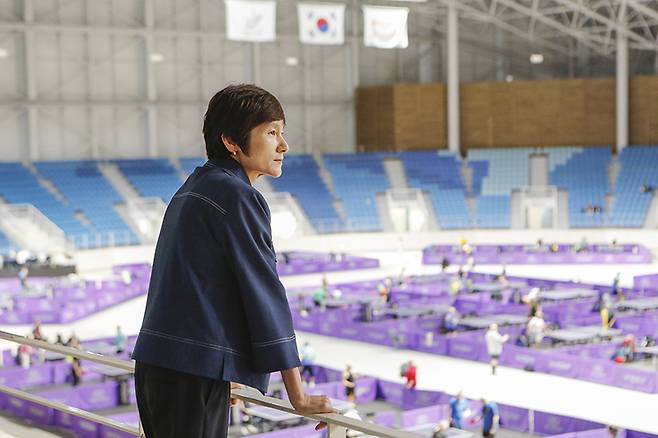 ▲ XIOM 2026 강릉세계마스터즈탁구선수권대회 경기장을 바라보고 있는 현정화 집행위원장. 대회 조직위원회 제공
