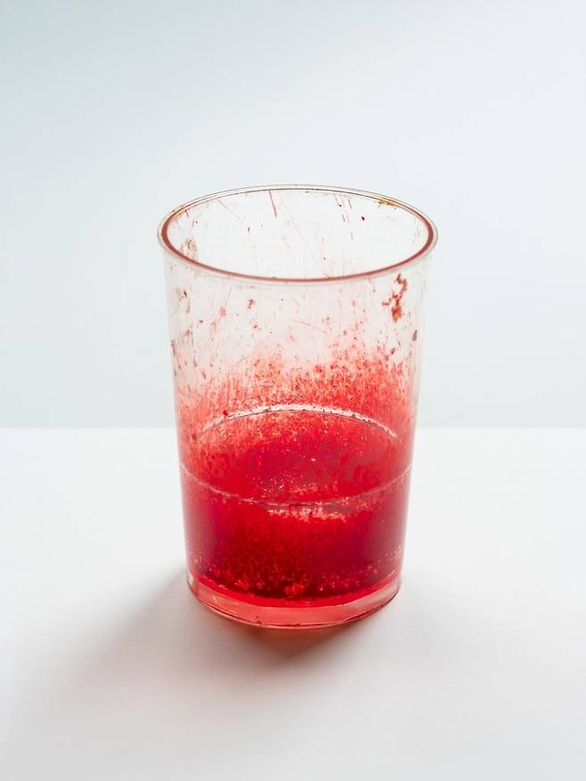 빨간 사인펜을 수차례 꽂아 자욱이 남은 연필꽂이를 촬영한 구본창 작가의 작품. '컬렉션 18', 2019, Archival pigment print, 124 x 93 cm. /Courtesy of the artist and Kukje Gallery