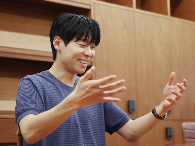 바이올리니스트 대니 구가 서울 종로구 크레디아클래식클럽 스튜디오에서 아르떼와 인터뷰를 하고 있다. 이솔 기자.