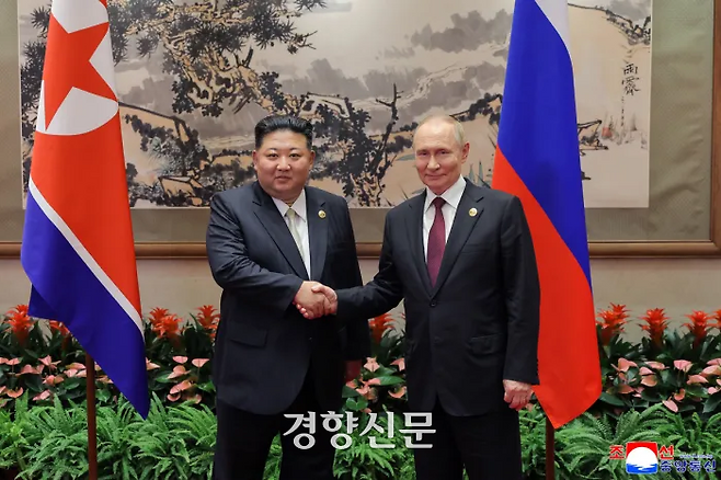 김정은 북한 국무위원장과 블라디미르 푸틴 러시아 대통령이 중국의 전승절 80주년 열병식을 하루 앞둔 지난해 9월3일 베이징 댜오위타이 국빈관에서 회담을 하고 있다. 연합뉴스