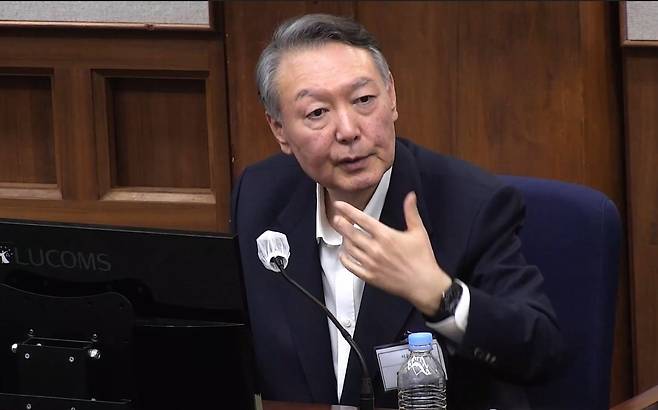 윤석열 전 대통령이 지난해 12월29일 서울 서초구 서울중앙지법에서 열린 내란 우두머리 혐의 속행 공판에 출석해 발언하고 있다. 서울중앙지법 제공
