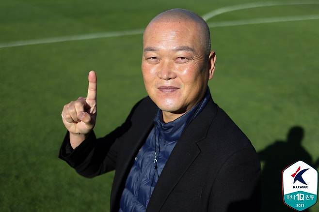 김태완 한국프로축구연맹 기술위원이 김천상무 감독시절이던 2021년 K리그2 우승을 달성한 뒤 기념 사진을 찍고 있다. 2016년부터 2022년까지 약 6년간 상주·김천상무 사령탑을 맡은 김 위원은 재임 기간 구단의 두 차례 K리그1 파이널 A행과 한 차례 K리그2 우승을 이끌었다.