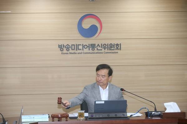 ▲김종철 방송미디어통신위원장이 12일 정부과천청사에서 '2026년 제17차 전체회의'를 열고있다.
