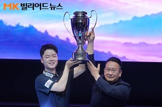김영원이 12일 새벽 끝난 하이원리조트 PBA챔피언십 결승전에서 응오를 물리치고 우승했다.  김영원(왼쪽)이 타이틀스폰서인 강원랜드 전제만 ESG 상생본부장 직무대행과 함께 트로피를 들어 올리며 포즈를 취하고 있다.