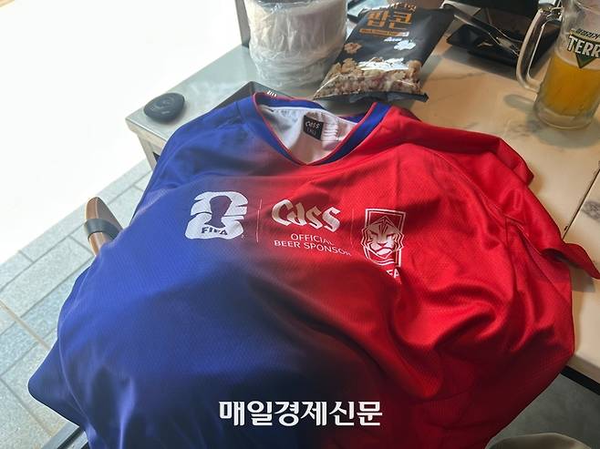 교촌치킨 숙명여대점에 방문한 한 고객이 월드컵 응원을 위해 유니폼을 가져왔다. [변덕호 기자]