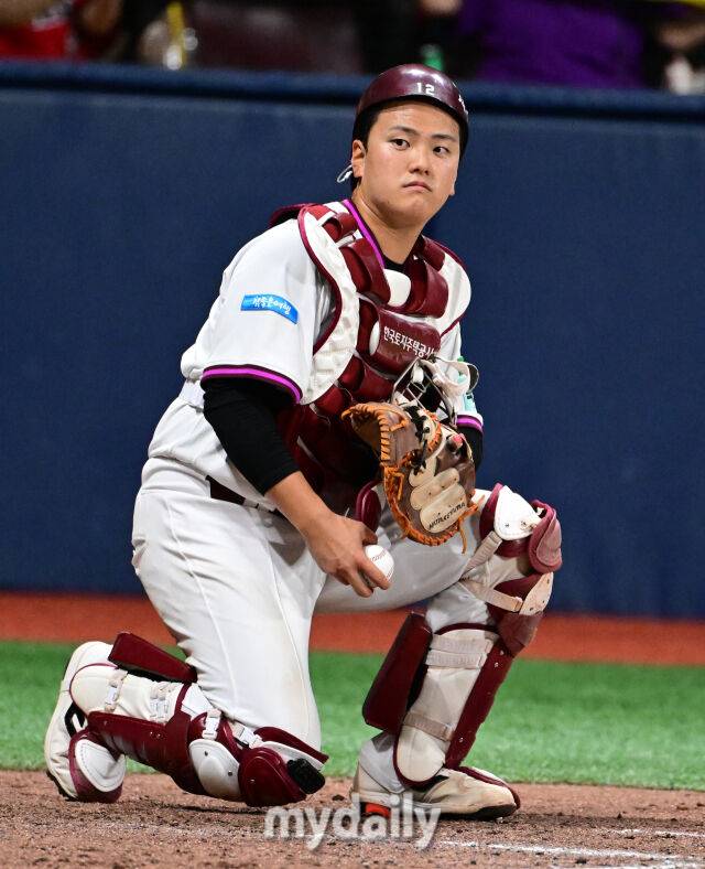 2026년 5월 27일 오후 서울 고척스카이돔에서 열린 '2026 신한 SOL KBO리그' KIA 타이거즈와 키움 히어로즈의 경기. 키움 김건희 포수가 8회초 무사 KIA 나성범에 이어 한준수에게 백투백 홈런을 허용한 뒤 허탈해하고 있다./마이데일리 DB