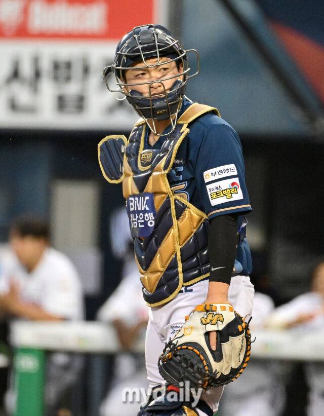 2026년 5월 19일 오후 서울 잠실구장에서 열린 '2026 신한 SOL KBO리그' NC 다이노스와 두산 베어스의 경기. NC 포수 안중렬이 선발 마스크를 쓰고 더그아웃 사인을 보고 있다./마이데일리 DB