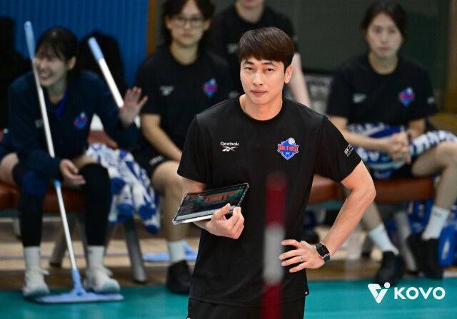 IBK기업은행의 김학민 코치가 2026 한국실업배구연맹&프로배구 퓨처스 챔프전 단양대회에서 팀을 이끌고 있다. 12일 단양문화체육센터에서 열린 포항시체육회 경기에서 선수들을 바라보고 있다./KOVO 제공