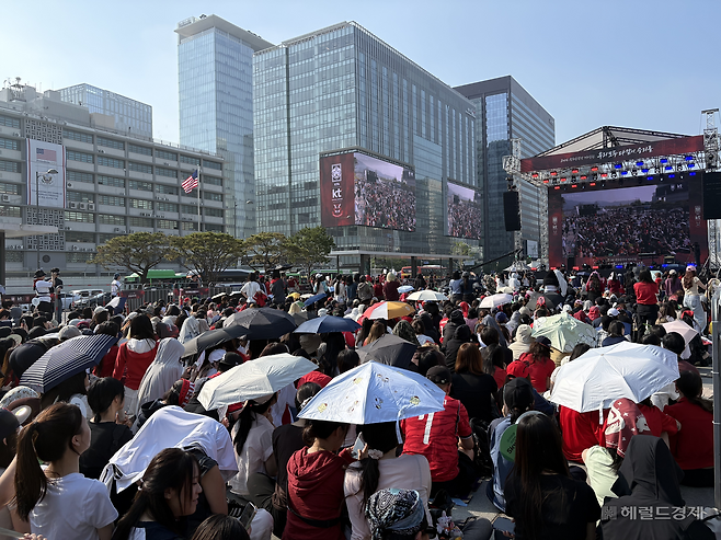 12일 오전 8시5분께 서울 종로구 광화문광장 거리응원 본무대에 관객이 가득 차 입구가 닫힌 모습. 윤승현 수습기자