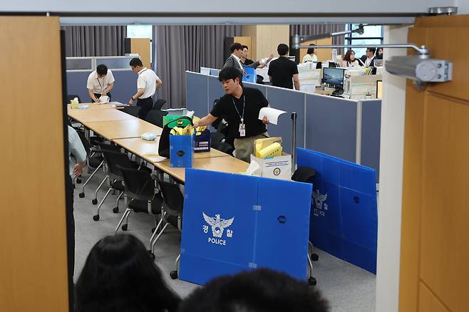 6ㆍ3 지방선거 당시 벌어진 투표지 부족사태를 수사하는 검경 합동수사본부 및 경찰 관계자들이 11일 경기도 과천시 중앙선거관리위원회 선거종합상황실에서 압수수색을 하고 있다. [뉴시스]