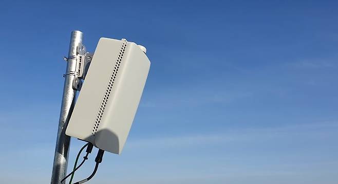 [서울=뉴시스] 삼성전자가 자체 개발한 최신 2세대 5G 모뎀칩을 탑재하고 기지국, 라디오, 안테나 기능을 하나의 폼팩터로 제공하는 28㎓ 컴팩트 매크로(Compact Macro) 장비. 기사 내용과 관계 없음. (사진=삼성전자) 2022.11.07. photo@newsis.com  *재판매 및 DB 금지