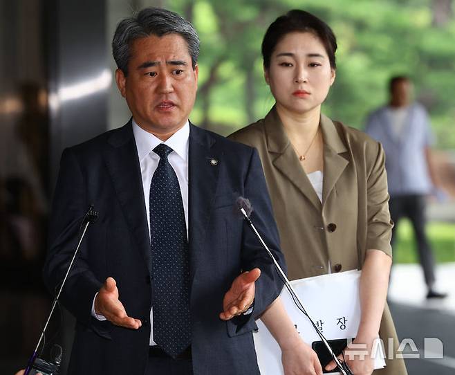 [서울=뉴시스] 윤석열 전 대통령 측이 12·3 비상계엄을 선포하기 위한 명분을 만들고자 북한 평양에 무인기를 투입했다는 혐의로 1심에서 징역 30년을 선고 받자 항소를 예고했다. 윤석열 전 대통령 법률대리인단인 송진호(왼쪽), 김계리 변호사. 2026.06.12. (사진=뉴시스DB). 2026.06.12. photo@newsis.com