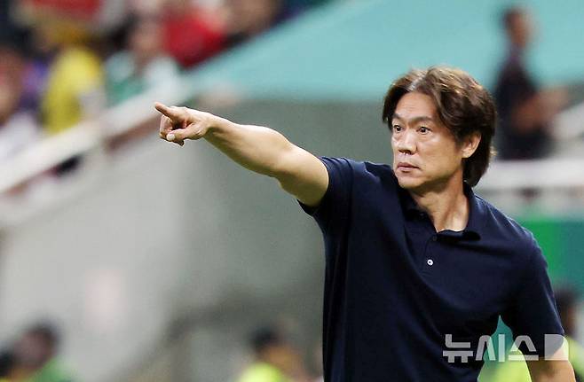 [사포판(멕시코)=뉴시스] 전신 기자 = 11일(현지 시간) 멕시코 과달라하라 스타디움에서 열린 2026 북중미 월드컵 조별리그 A조 대한민국과 체코의 경기에서 홍명보 한국 축구대표팀 감독이 선수들에 지시하고 있다.  2026.06.12. photo1006@newsis.com