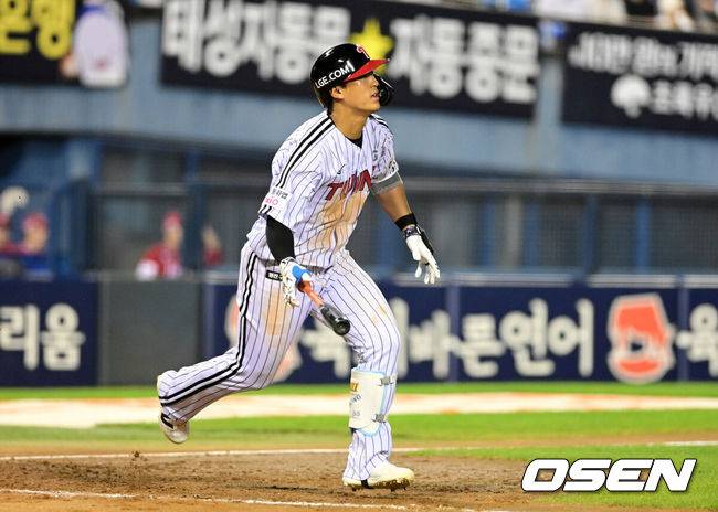 [OSEN=잠실, 지형준 기자] 11일 서울 잠실야구장에서 2026 신한 SOL KBO리그 LG 트윈스와 SSG 랜더스의 경기가 열렸다.3연승과 스윕승을 노리는 LG는 김윤식, 2연패에 빠진 SSG는 김건우를 선발로 내세웠다.6회말 1사 만루에서 LG 송찬의가 2타점 적시 2루타를 날리고 있다. 2026.06.11&nbsp;/ jpnews@osen.co.kr