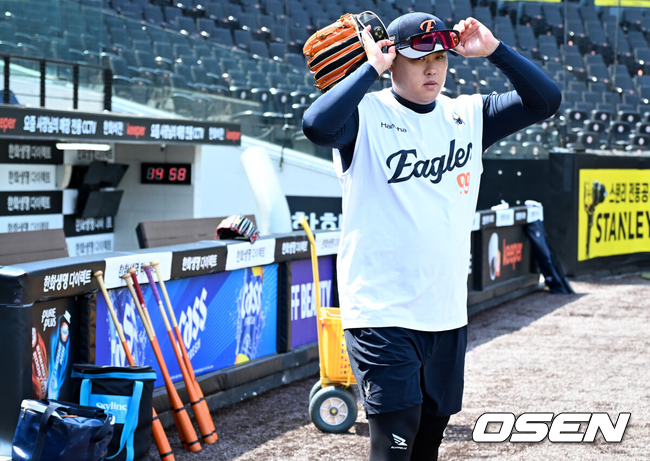 [OSEN=대전, 조은정 기자]9일 오후 대전한화생명볼파크에서 2026 신한 SOL KBO리그 한화 이글스와 KIA 타이거즈의 경기가 열린다.이날 한화는 왕옌청을 KIA는 황동하를 선발로 내세웠다.한화 류현진이 몸을 풀기 위해 그라운드로 향하고 있다. 2026.06.09 /cej@osen.co.kr