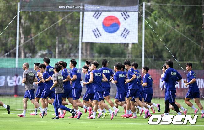 [OSEN=사포판(멕시코), 이대선 기자] 2026 북중미 월드컵에 참가하는 대한민국 축구국가대표팀이 11일(한국시각) 멕시코 과달라하라 인근 사포판의 치바스 베르데 바예에서 훈련을 진행했다.대한민국 월드컵대표팀은 오는 12일 오전 11시(한국시각) 체코와 2026년 북중미 월드컵 조별리그 A조 1차전을 펼친다.선수들이 훈련을 하고 있다. 2026.06.11 /sunday@osen.co.kr