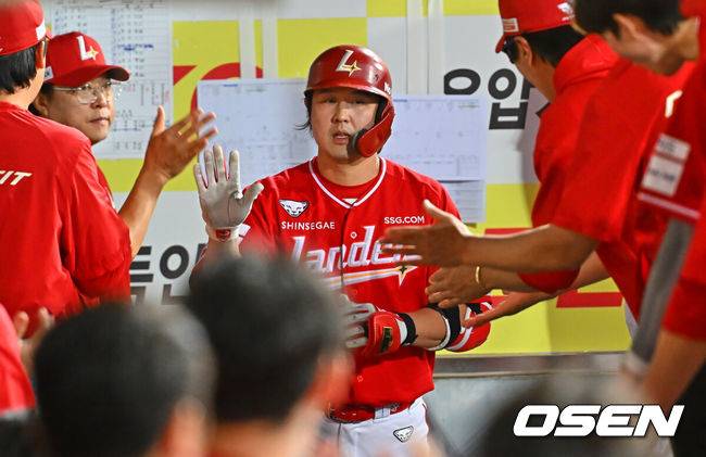 [OSEN=대구, 이석우 기자] 12일 대구삼성라이온즈파크에서 2026 신한 SOL KBO 리그 삼성 라이온즈와 SSG 랜더스의 경기가 열렸다. 홈팀 삼성은 장찬희가, 방문팀 SSG는 타케다가 선발 출전했다. SSG 랜더스 최정이 6회초 좌월 솔로 홈런을 치고 하이파이브를 하고 있다. 2026.06.12 / foto0307@osen.co.kr