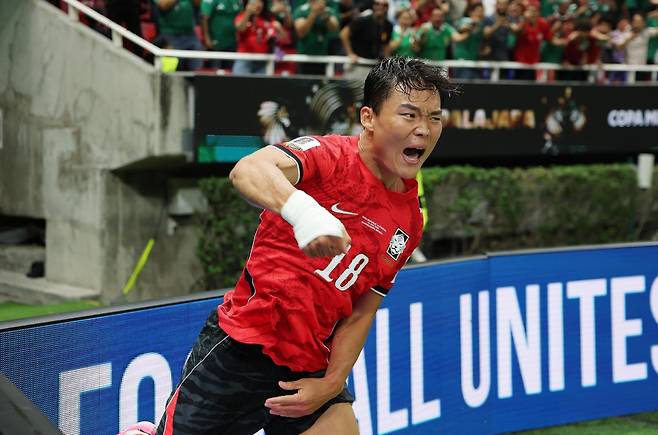 12일(한국시간) 멕시코 사포판의 과달라하라 스타디움에서 열린 2026 국제축구연맹(FIFA) 북중미 월드컵 조별리그 A조 1차전 한국 대 체코의 경기. 후반전 강력한 슈팅으로 팀의 두 번째 골을 성공시킨 오현규가 동료들과 기쁨을 나누고 있다. 한국은 이날 오현규의 활약에 힘입어 기분 좋은 첫 승을 챙겼다. 사포판=연합뉴스