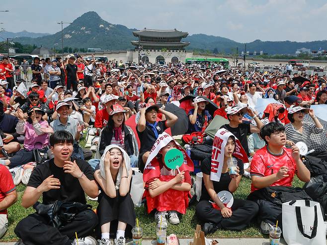 대한민국과 체코의 '2026 FIFA 북중미 월드컵' 조별리그 1차전이 열린 12일 서울 종로구 광화문광장에서 거리응원이 열린 가운데 시민들이 득점 기회에 아쉬워하고 있다.