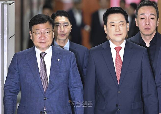 장동혁(앞줄 오른쪽) 국민의힘 대표가 정점식(왼쪽) 신임 원내대표와 함께 11일 국회에서 열린 최고위원회의에 참석하는 모습. 이지훈 기자