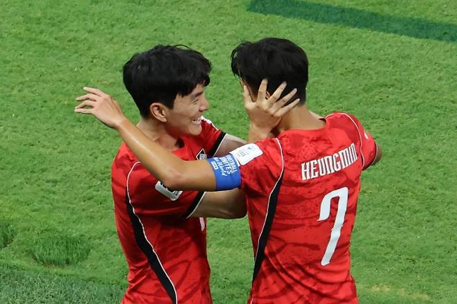 손흥민과 기뻐하는 황인범 - 11일(현지시간) 멕시코 사포판 과달라하라 스타디움에서 열린 2026 북중미 월드컵 A조 1차전 한국과 체코의 경기.   후반 한국 황인범이 동점골을 넣은 뒤 손흥민과 기뻐하고 있다. 2026.6.12 연합뉴스