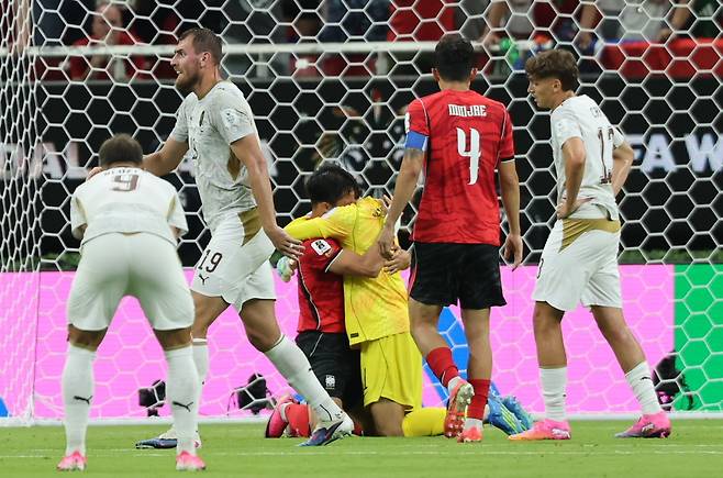 대한민국 축구국가대표팀 오현규와 김승규 골키퍼가 11일(현지시간) 멕시코 할리스코주 사포판 과달라하라 스타디움에서 열린 2026 북중미 월드컵 A조 조별리그 1차전 대한민국과 체코의 경기에서 2대1 승리를 확정한 뒤 기쁨을 나누고 있다. 뉴스1