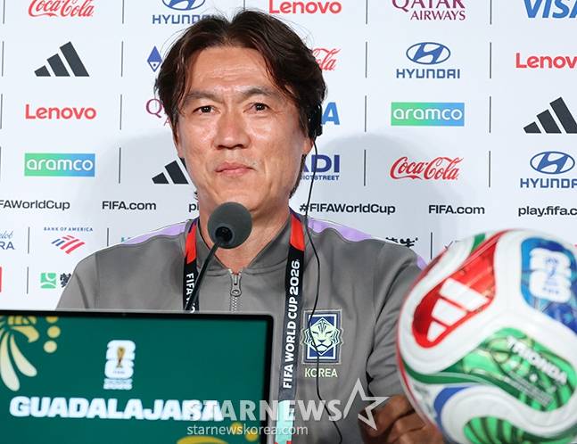 한국 대표팀이 2026 북중미월드컵 A조 예선 한국-체코전을 하루 앞둔 10일 멕시코 과달라하라 에스타디오 아크론에서 기자회견을 열었다.  홍명보 감독이 출사표를 밝히고 있다. /사진=김진경 대기자.