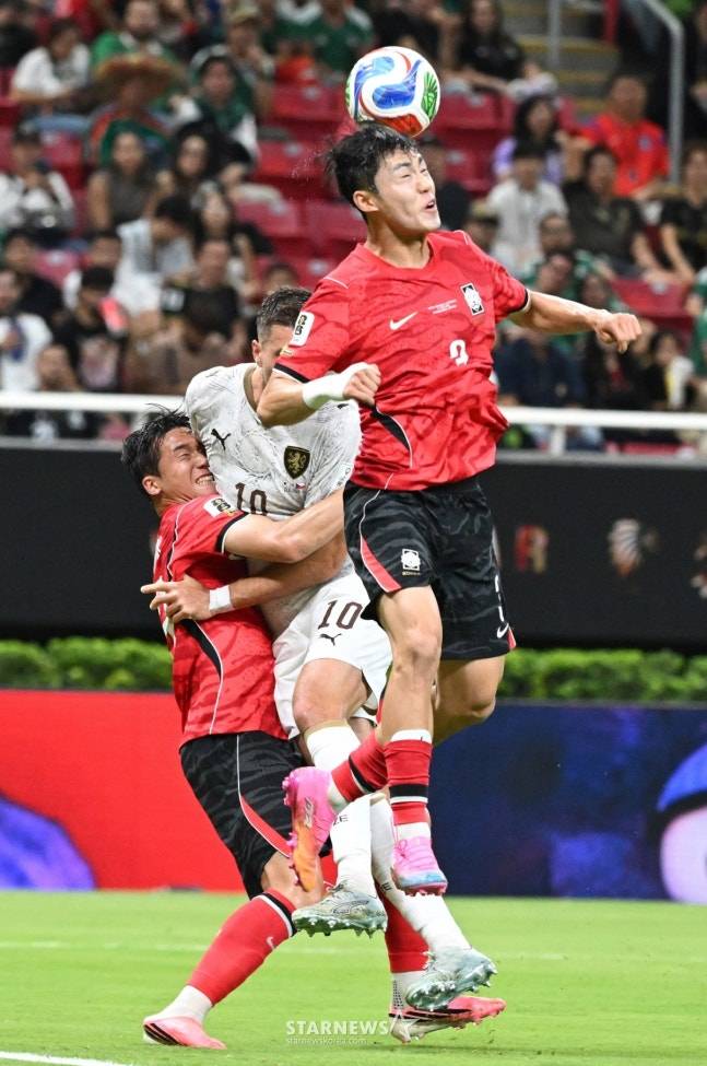 2026 북중미월드컵 A조 예선 대한민국-체코전이 12일(한국 시간) 멕시코 과달라하라 에스타디오 아크론에서 열렸다. 이기혁을 점프력을 과사하며 공중볼을 처리하고 있다. /사진=김진경 대기자.