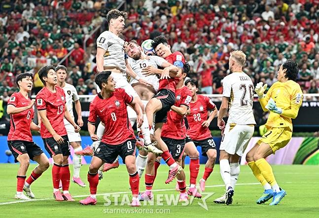 2026 북중미월드컵 A조 예선 대한민국-체코전이 12일(한국 시간) 멕시코 과달라하라 에스타디오 아크론에서 열렸다. 김민재(가운데)가 패트릭 쉬크와 공중볼을 다투고 있다. /사진=김진경 대기자.