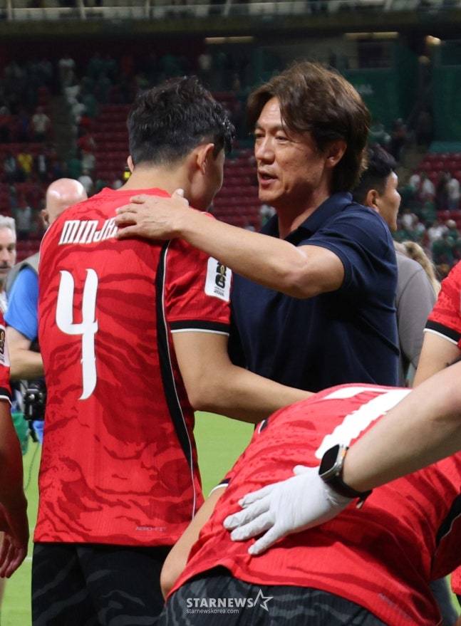 2026 북중미월드컵 A조 예선 대한민국-체코전이 12일(한국 시간) 멕시코 과달라하라 에스타디오 아크론에서 열렸다. 홍명보 감독이 2-1 승리 후 김민재를 비롯한 선수들을 격려하고 있다. /사진=김진경 대기자.