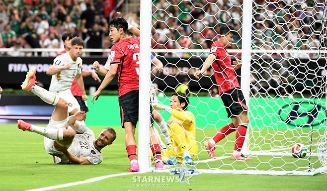 2026 북중미월드컵 A조 예선 대한민국-체코전이 12일(한국 시간) 멕시코 과달라하라 에스타디오 아크론에서 열렸다.  체코 소우체크의 헤더슈팅이 골망을 갈랐으나가 오프사이드 판정으로 물거품이  됐다. /사진=김진경 대기자