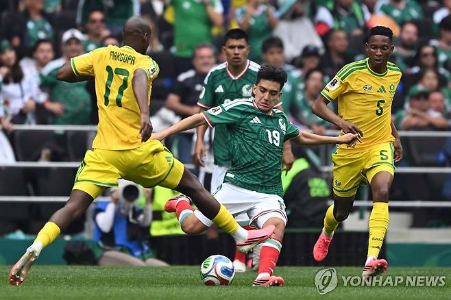 멕시코와 남아공의 개막전 경기 모습 [AFP=연합뉴스]