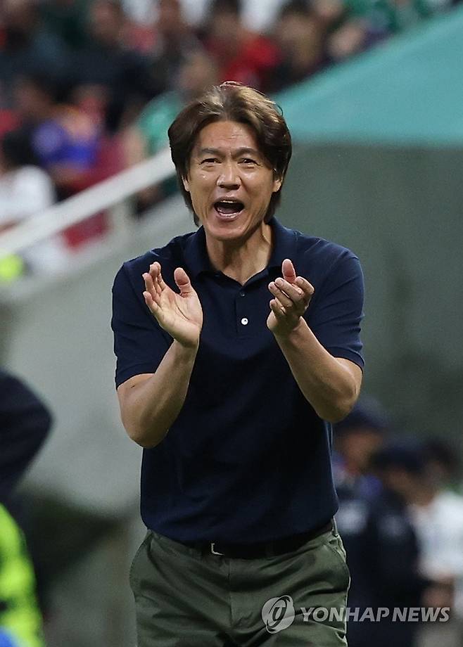 선수들 격려하는 홍명보 감독 (사포판[멕시코 할리스코주]=연합뉴스) 신준희 기자 = 11일(현지시간) 멕시코 사포판 과달라하라 스타디움에서 열린 2026 북중미 월드컵 A조 1차전 한국과 체코의 경기.     후반 홍명보 감독이 백승호 등 선수들을 격려하고 있다. 2026.6.12 hama@yna.co.kr