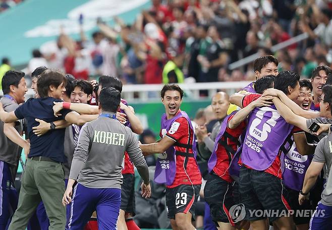 첫 승에 환호하는 대한민국 (사포판[멕시코 할리스코주]=연합뉴스) 신준희 기자 = 11일(현지시간) 멕시코 사포판 과달라하라 스타디움에서 열린 2026 북중미 월드컵 A조 1차전 한국과 체코의 경기가 한국의 2대1 역전승으로 끝났다.
   경기 종료 휘슬이 울리자 손흥민과 선수들, 홍명보 감독과 코치들이 환호하고 있다. 2026.6.12 hama@yna.co.kr