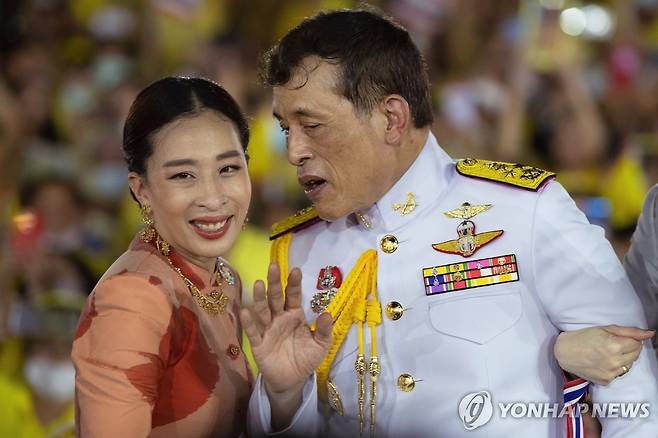 태국 국왕과 공주 마하 와찌랄롱꼰(라마 10세) 태국 국왕과 그의 장녀인 팟차라끼띠야파 나렌티라텝파야와디 공주
[AP 연합뉴스 자료사진. 재판매 및 DB 금지]