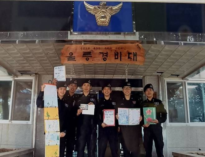 훈민학당 학생들로부터 받은 위문편지를 들고 포즈취한 독도경비대원들  [훈민문화재단 제공]