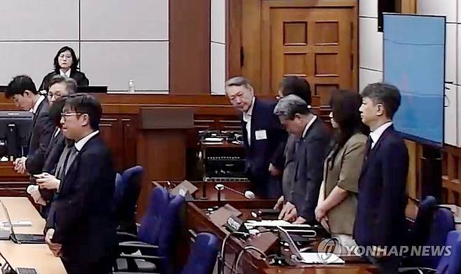 '평양 무인기작전' 윤석열 1심 징역 30년 (서울=연합뉴스) 윤석열 전 대통령이 12일 서울 서초구 서울중앙지방법원에서 열린 일반이적 및 직권남용권리행사방해 혐의 1심 선고 공판에 출석하고 있다. 
    서울중앙지법 형사합의36부(이정엽 부장판사)는 이날 윤 전 대통령에게 징역 30년을 선고했다. 윤 전 대통령은 12·3 비상계엄의 명분을 만들기 위해 '평양 무인기 투입 작전'을 지시한 혐의로 기소됐다. 2026.6.12 [서울중앙지법 제공. 재판매 및 DB 금지] photo@yna.co.kr