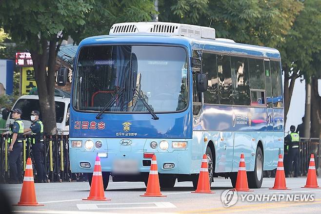 법원 도착한 윤석열 호송차 (서울=연합뉴스) 서대연 기자 = 12·3 비상계엄 선포 명분을 만들기 위해 평양에 무인기 투입 작전을 지시한 혐의로 기소된 윤석열 전 대통령을 태운 호송차가 12일 1심 선고 공판이 열리는 서울 서초구 서울중앙지방법원에 도착하고 있다. 2026.6.12 dwise@yna.co.kr