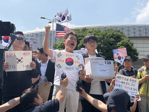 전한길이 분실됐던 투표용지 보관 상자를 제보를 통해 확보했다며 공개하는 모습 [촬영 김채린]