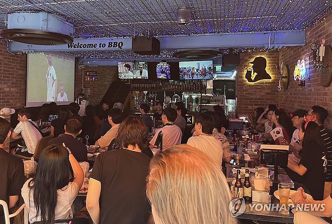 치킨집에서 월드컵 경기 시청하는 시민들 (서울=연합뉴스) 12일 서울 BBQ홍대입구점을 찾은 시민들이 치킨을 먹으며 2026 북중미 월드컵 조별리그 A조 한국과 체코의 경기를 관람하고 있다. 2026.6.12 [제너시스BBQ그룹 제공. 재판매 및 DB 금지] photo@yna.co.kr
