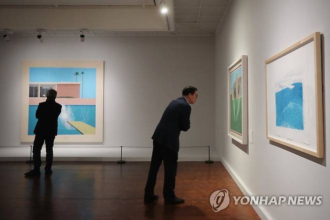 데이비드 호크니의 작품세계 (서울=연합뉴스) 진연수 기자 = 21일 오후 서울시립미술관 서소문 본관에서 열린 '데이비드 호크니' 전시를 찾은 관람객들이 작품을 살펴보고 있다. 2019.3.21 jin90@yna.co.kr