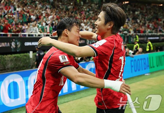대한민국 축구국가대표팀 오현규가 11일(현지시간) 멕시코 할리스코주 사포판 과달라하라 스타디움에서 열린 2026 북중미 월드컵 A조 조별리그 1차전 대한민국과 체코의 경기에서 역전골을 넣고 이강인과 포옹을 나누고 있다. 2026.6.12 ⓒ 뉴스1 임세영 기자
