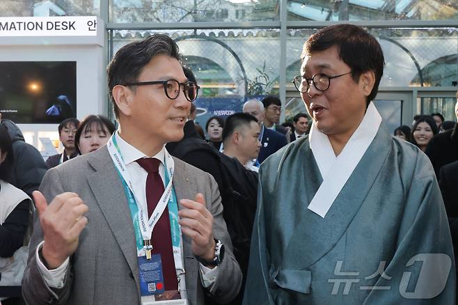 김재열 국제올림픽위원회(IOC) 집행위원 겸 국제빙상경기연맹(ISU) 회장과 최휘영 문화체육관광부 장관(오른쪽). 2026.2.6 ⓒ 뉴스1 김진환 기자