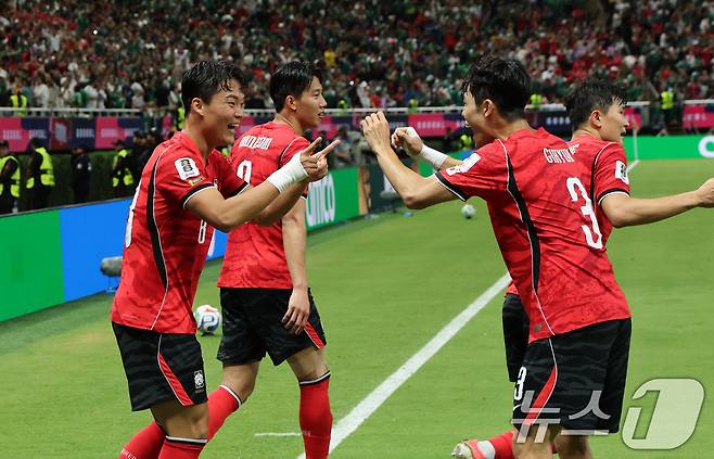 대한민국 축구국가대표팀 오현규가 11일(현지시간) 멕시코 할리스코주 사포판 과달라하라 스타디움에서 열린 2026 북중미 월드컵 A조 조별리그 1차전 대한민국과 체코의 경기에서 역전골을 넣고 이기혁과 하이파이브를 나누고 있다. 이날 경기는 대한민국이 체코를 상대로 2-1로 승리했다. 2026.6.12 ⓒ 뉴스1 임세영 기자