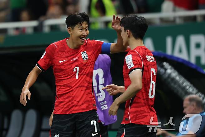대한민국 축구국가대표팀 황인범이 11일(현지시간) 멕시코 할리스코주 사포판 과달라하라 스타디움에서 열린 2026 북중미 월드컵 A조 조별리그 1차전 대한민국과 체코의 경기에서 동점골을 넣은 후 손흥민과 함께 기뻐하고 있다. 2026.6.12 ⓒ 뉴스1 박지혜 기자