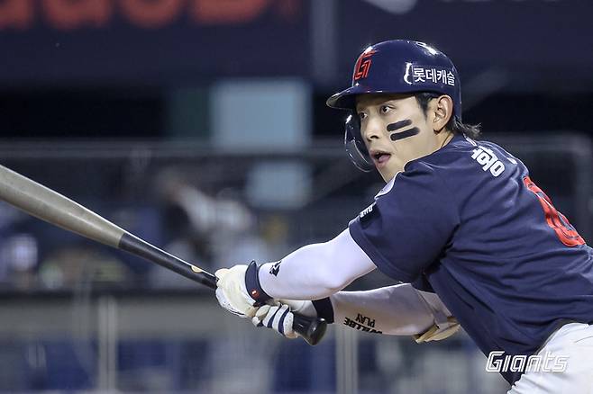 롯데 황성빈이 12일 서울 잠실구장에서 열린 2026 KBO리그 정규시즌 LG전 6회초 3타점 적시타를 치고 있다. 사진 | 롯데 자이언츠